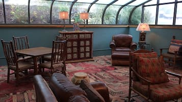 Lobby lounge