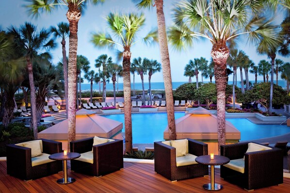 2 Bars/Lounges, Poolbar