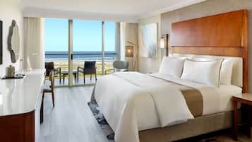 Kamer, 1 kingsize bed, balkon, aan zee | Pillowtop-bedden, een kluis op de kamer, een bureau, een laptopwerkplek