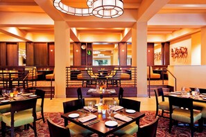 2 restaurants, breakfast, lunch, dinner served; seafood 