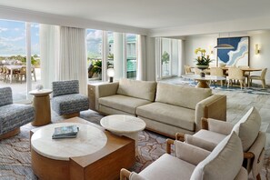 Camas con pillow-top, caja de seguridad en la habitación y escritorio 