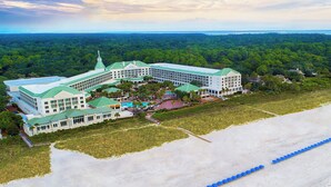 Un grand complexe hôtelier comprenant plusieurs bâtiments, une piscine et une plage.