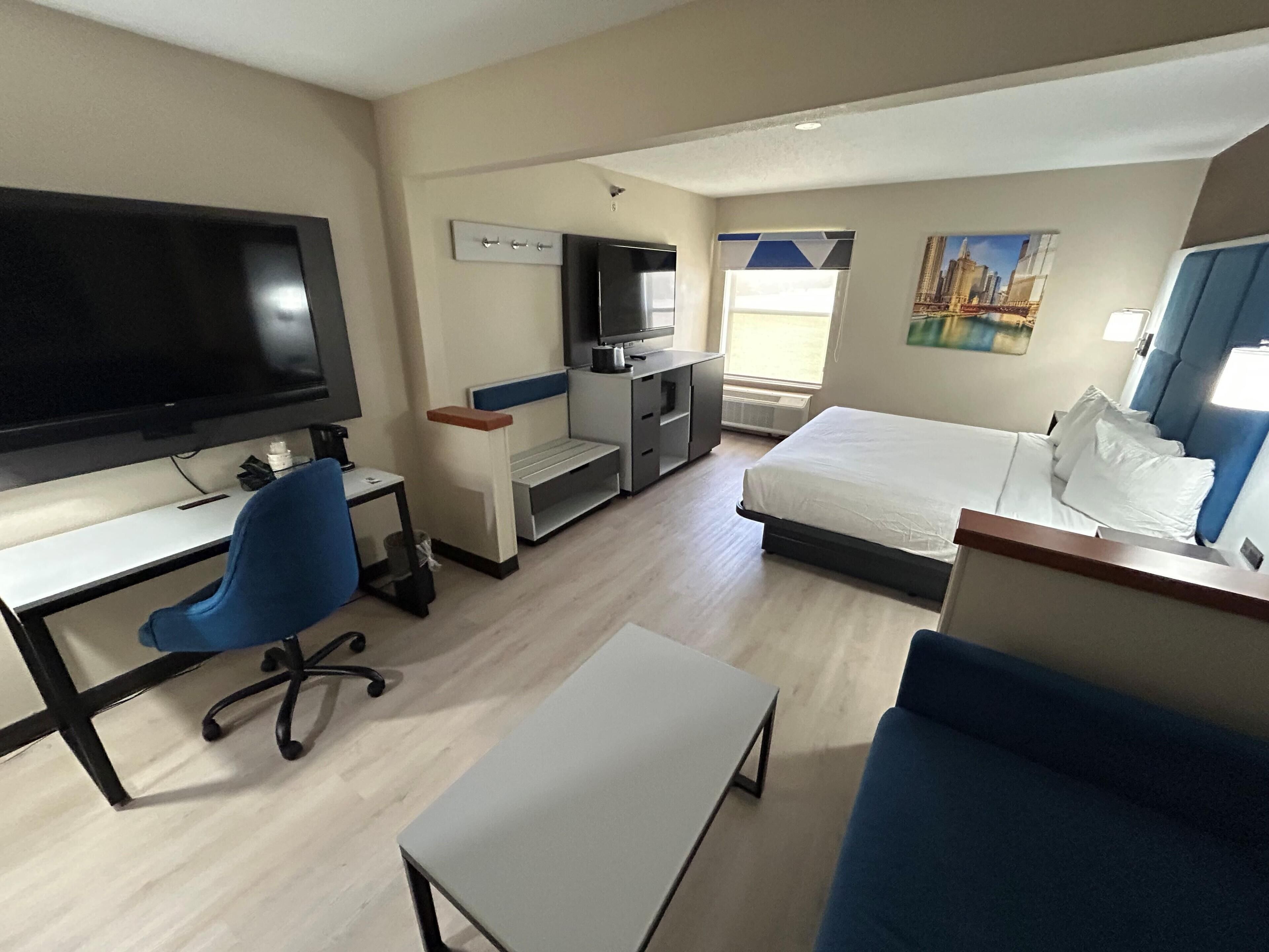 Standard Room, 1 King Bed, Non Smoking, Refrigerator & Microwave (with Sofabed) | Premium bedding, in-room safe, desk, iron/ironing board