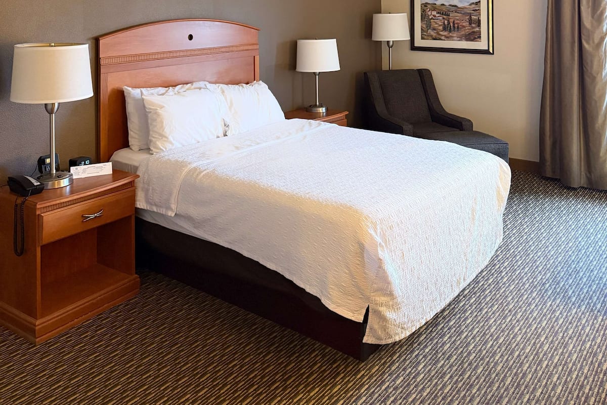 Premium bedding, in-room safe, desk, iron/ironing board