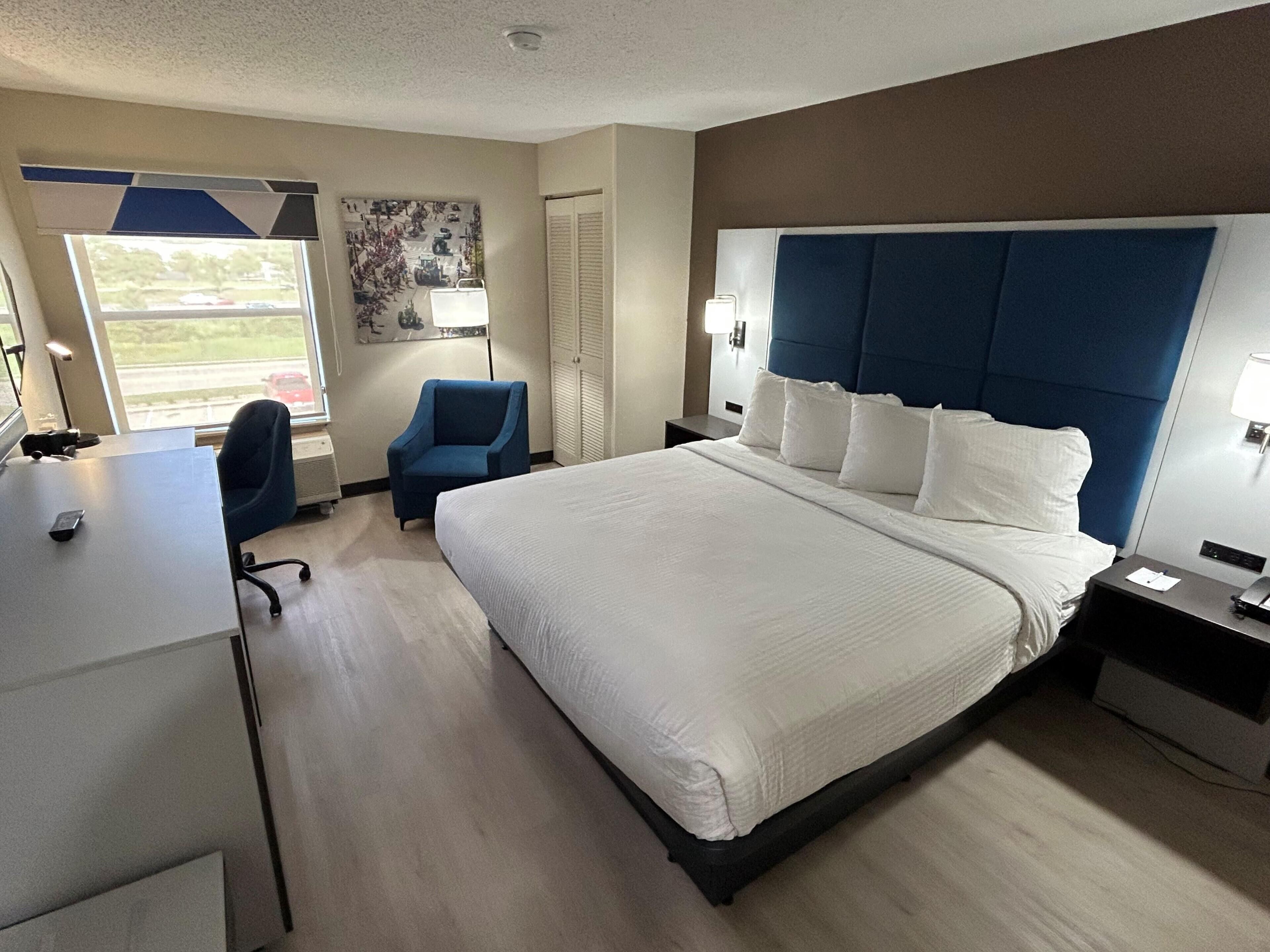 Standard Room, 1 King Bed, Non Smoking, Refrigerator & Microwave | Premium bedding, in-room safe, desk, iron/ironing board