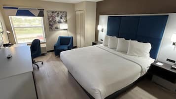 Standard Room, 1 King Bed, Non Smoking, Refrigerator & Microwave | Premium bedding, in-room safe, desk, iron/ironing board