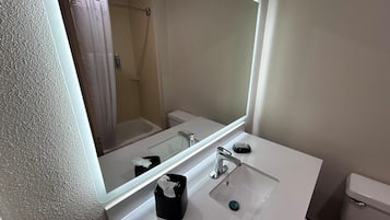 Standardzimmer, 2 Queen-Betten, Nichtraucher, Kühlschrank und Mikrowelle | Badezimmer | Haartrockner, Handtücher