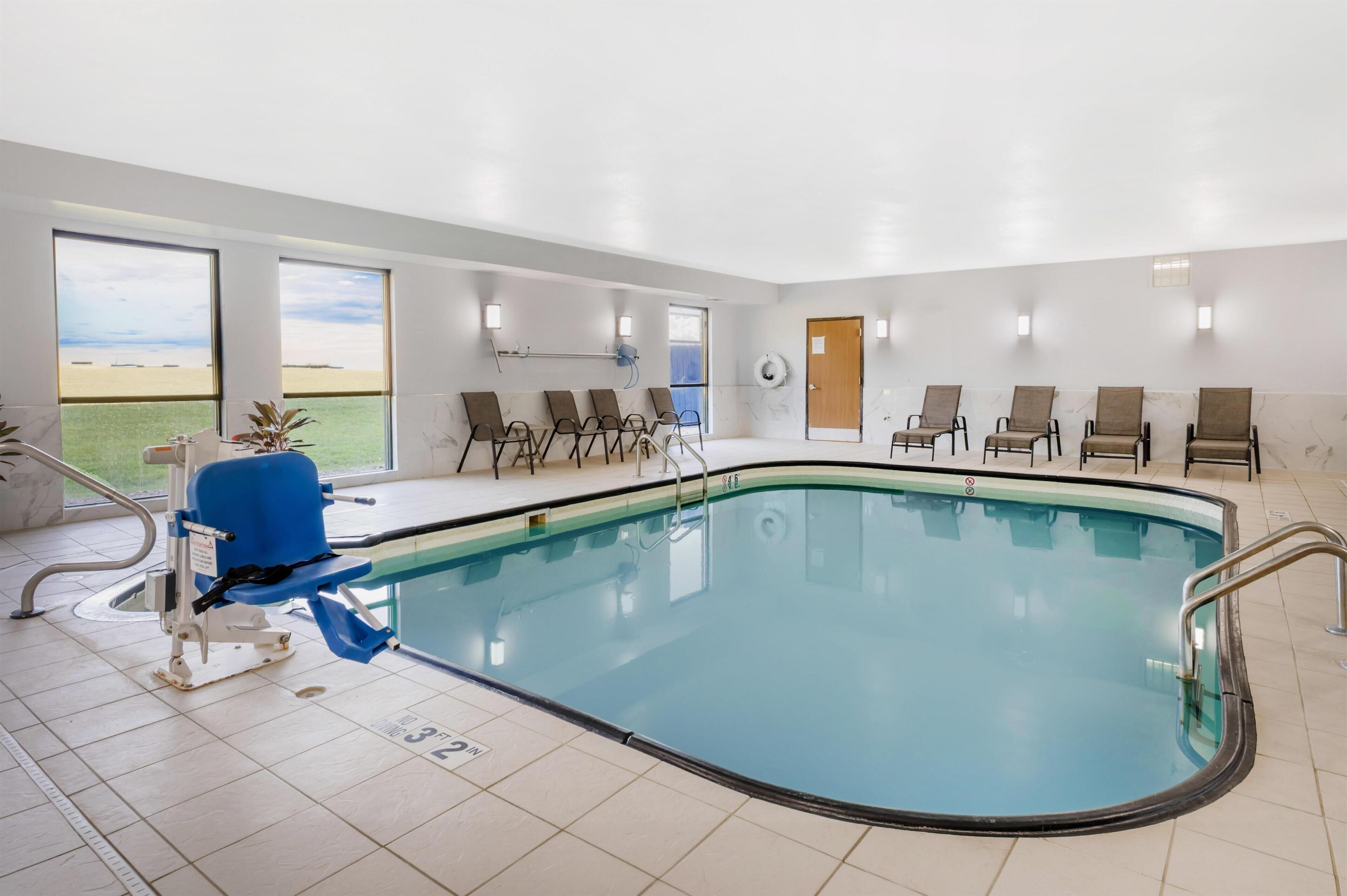 Inomhuspool och solstolar