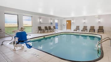 Inomhuspool och solstolar