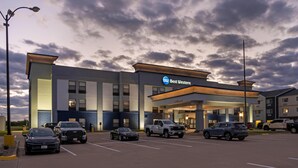 A Best Western hotel with a modern design, a parking lot, and a clear sky. - Best Western Forsyth - Decatur (Forsyth)