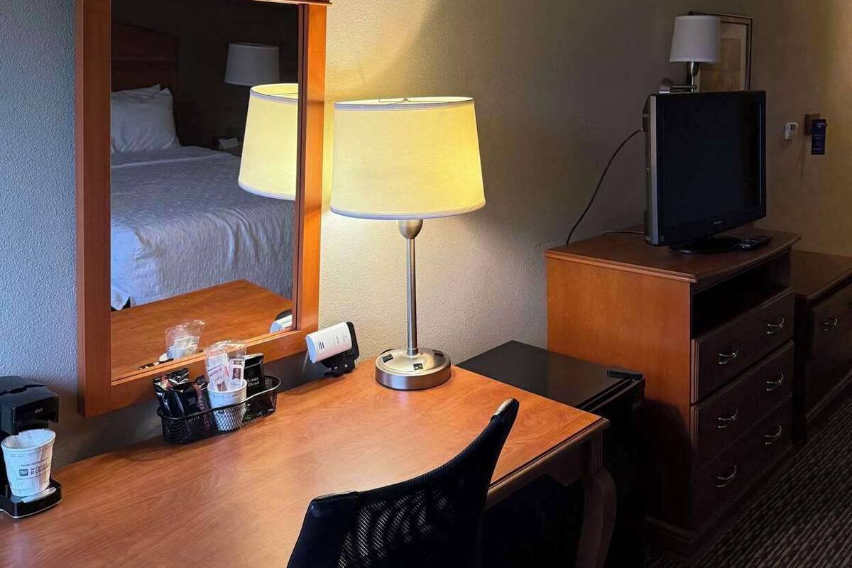 Premium bedding, in-room safe, desk, iron/ironing board