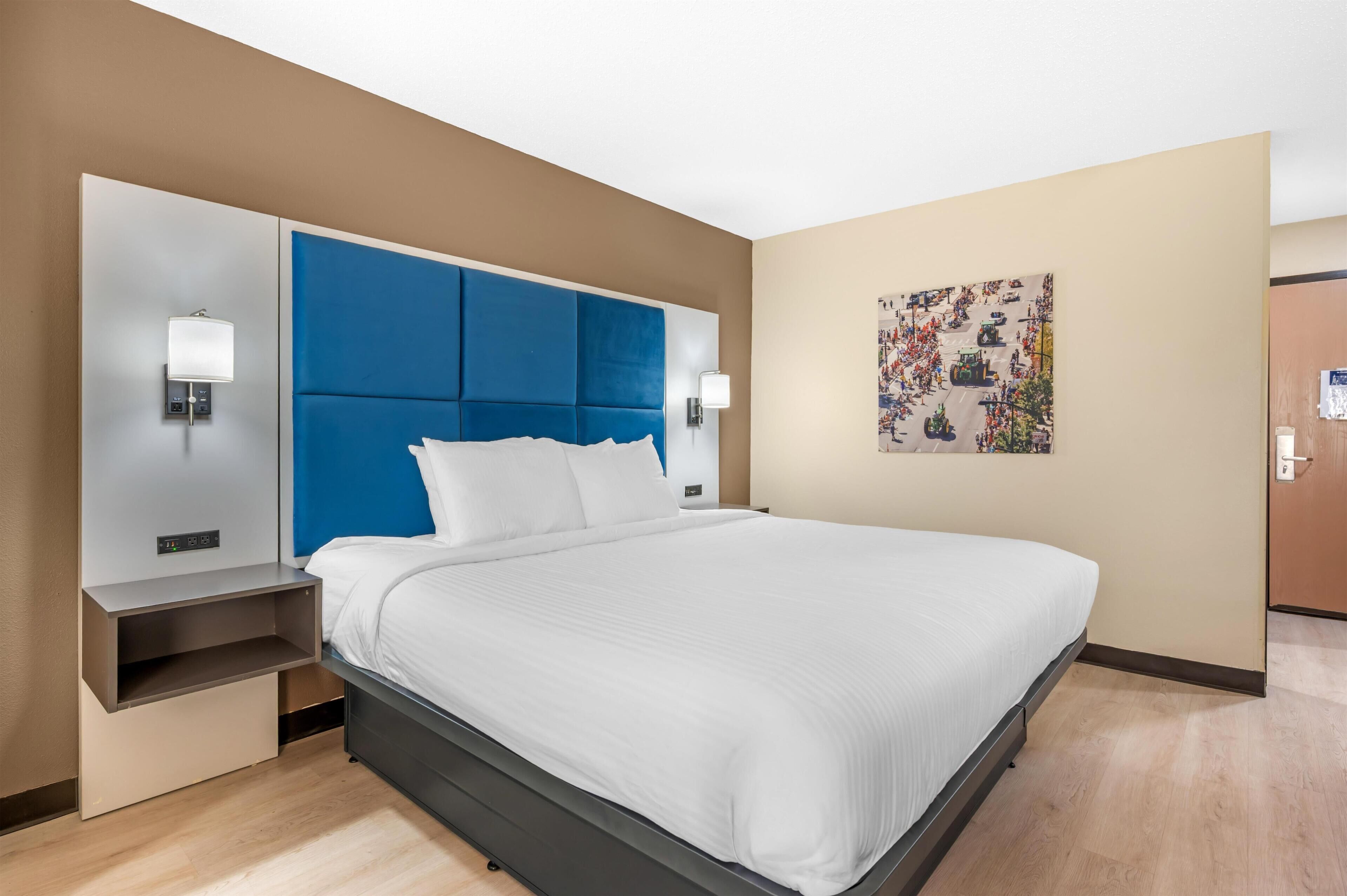 Standard Room, 1 King Bed, Non Smoking, Refrigerator & Microwave | Premium bedding, in-room safe, desk, iron/ironing board