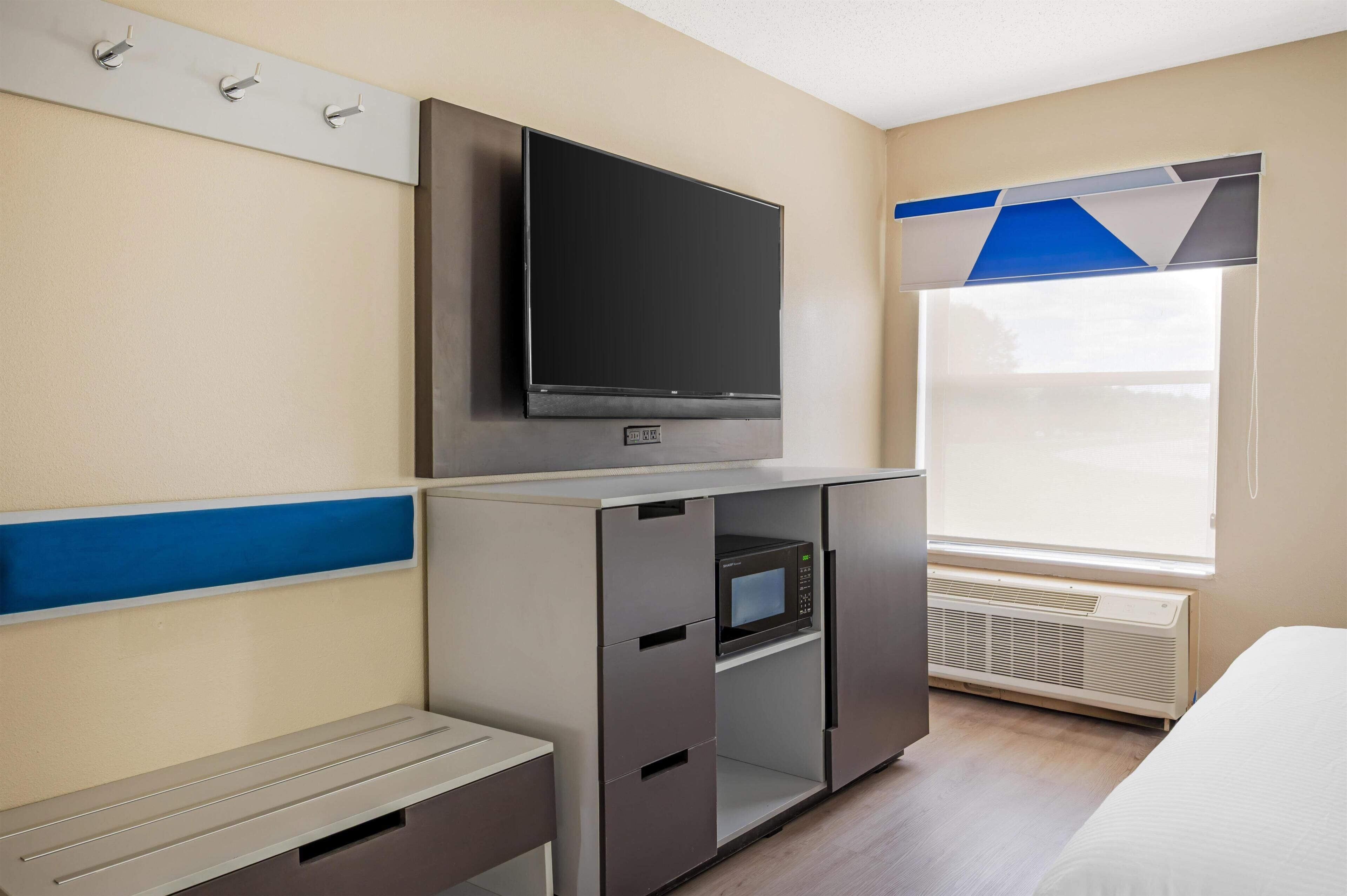 Standard Room, 1 King Bed, Accessible, Refrigerator & Microwave (with Sofabed) | Premium bedding, in-room safe, desk, iron/ironing board
