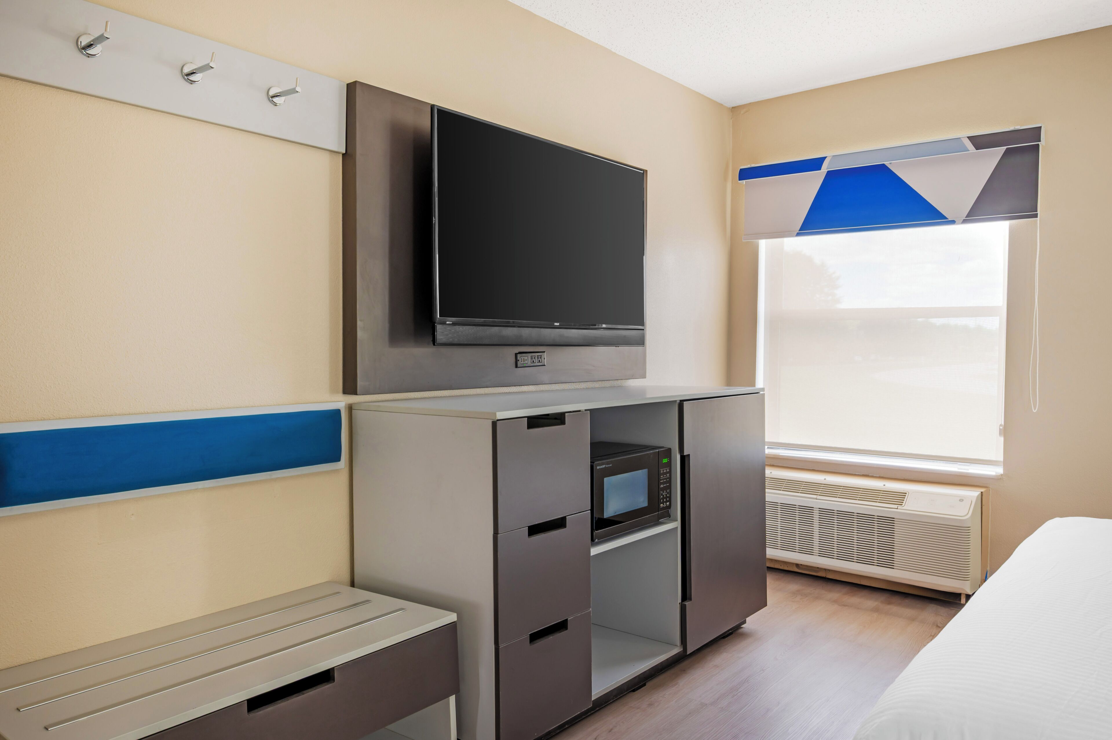 Camera Standard, 1 letto king, accessibile ai disabili, frigorifero e microonde | Biancheria da letto di alta qualità, una cassaforte in camera