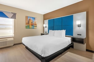 Standard Room, 1 King Bed, Accessible, Refrigerator & Microwave | Premium bedding, in-room safe, desk, iron/ironing board