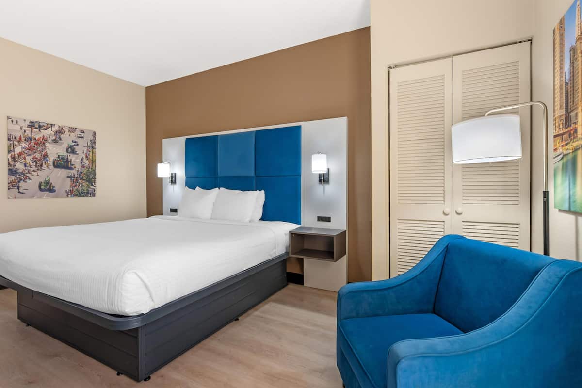 Standard Room, 1 King Bed, Accessible, Refrigerator & Microwave | Premium bedding, in-room safe, desk, iron/ironing board