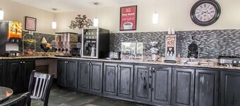 Econo Lodge Inn & Suites