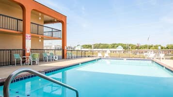 Una piscina al aire libre de temporada