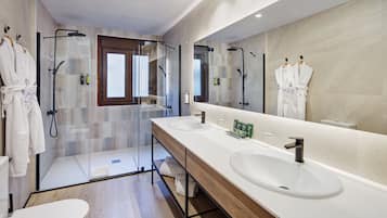 Chambre Double Supérieure | Salle de bain | Douche, articles de toilette gratuits, sÚche-cheveux, chaussons