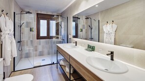 Quarto casal superior | Banheiro | Chuveiro, produtos de toalete grátis, secador de cabelo, chinelos