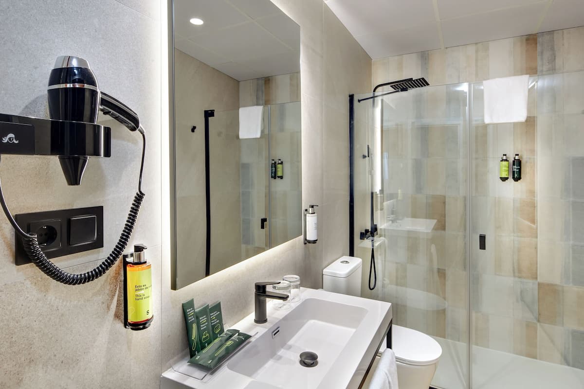 classic room | bathroom | shower, free toiletries, hair dryer, slippers