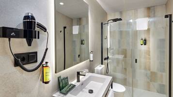 Chambre Classique | Salle de bain | Douche, articles de toilette gratuits, sĂšche-cheveux, chaussons