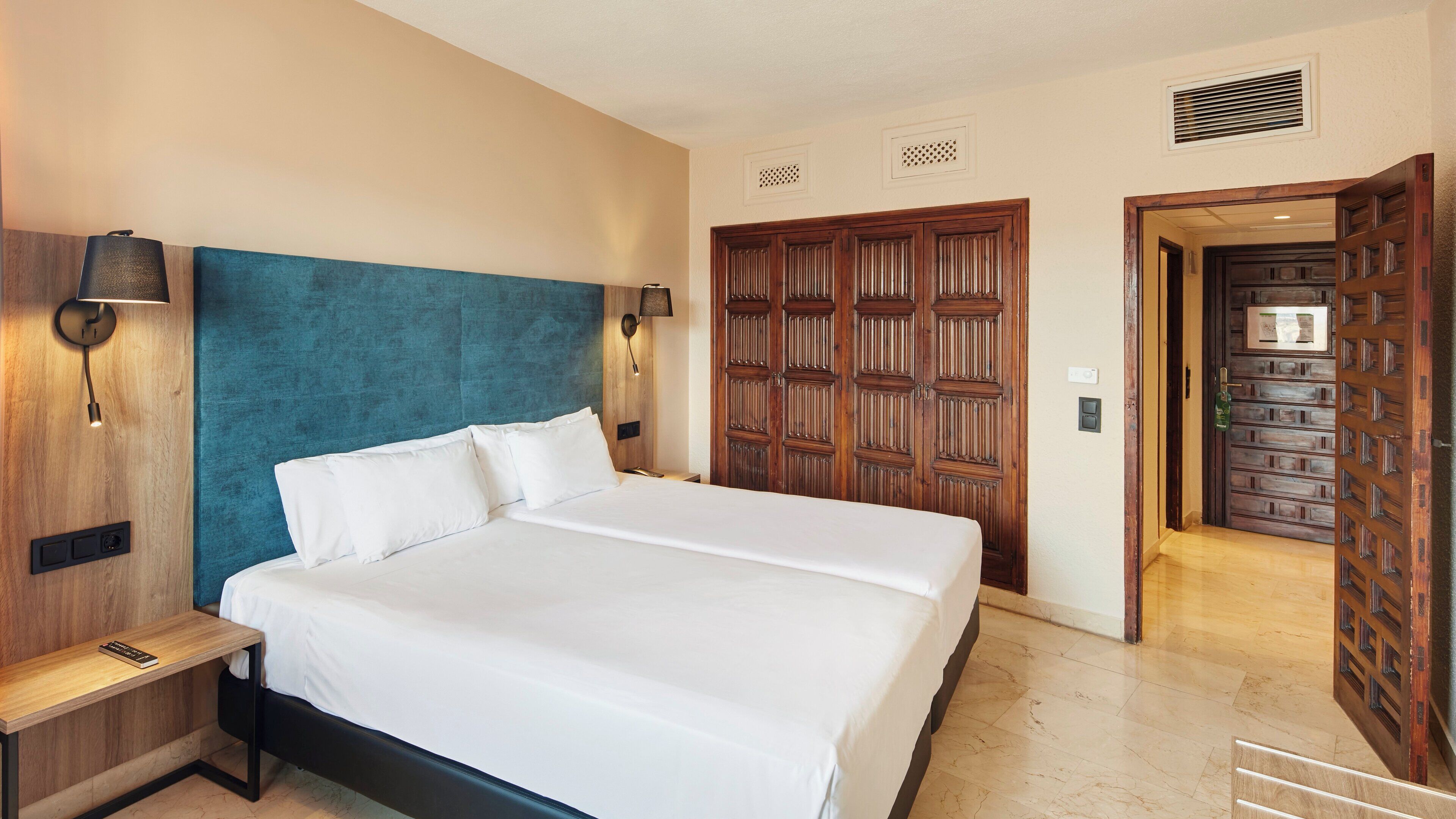 Bộ đồ giường cao cấp, chăn bông, minibar, két bảo mật tại phòng 