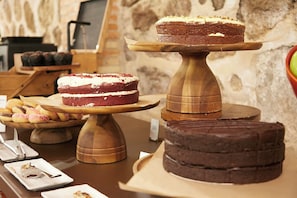 Tägliches Frühstücksbuffet (16 EUR pro Person)
