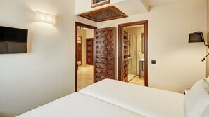 Room (Familiar) | Premium bedding, down comforters, minibar, in-room safe - Hotel Sercotel Alfonso VI (Toledo)