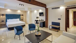 Ropa de cama de alta calidad, cubrecamas y minibar 