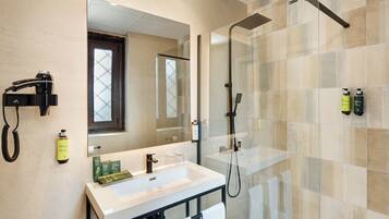 Chambre Triple Classique | Salle de bain | Douche, articles de toilette gratuits, sĂšche-cheveux, chaussons