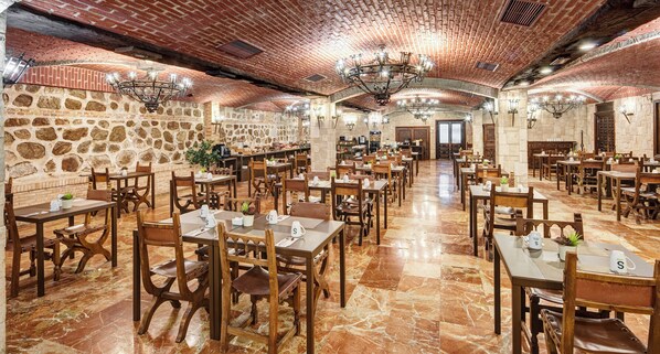 Tägliches Frühstücksbuffet (16 EUR pro Person)