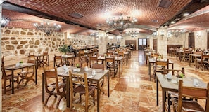 Bữa sáng buffet hàng ngày (16 EUR/mỗi người)