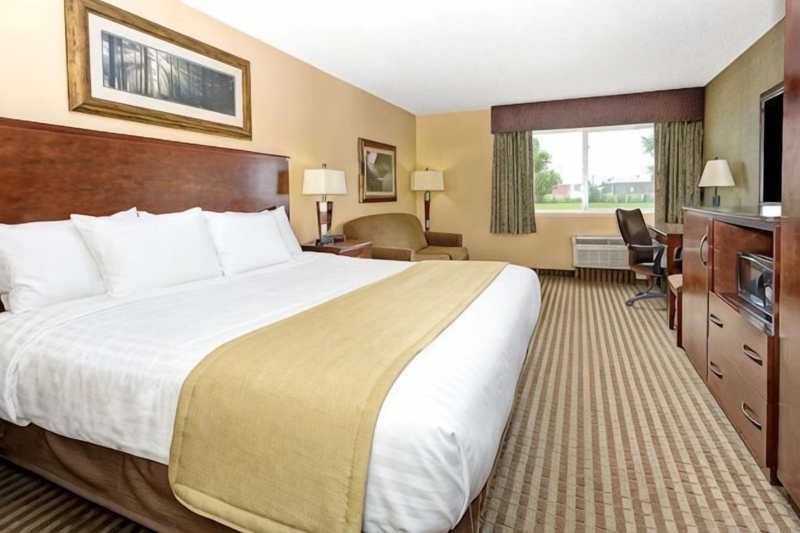 أغطية فراش متميزة وخزنة داخل الغرفة ومكتب ومكواة/لوح كي