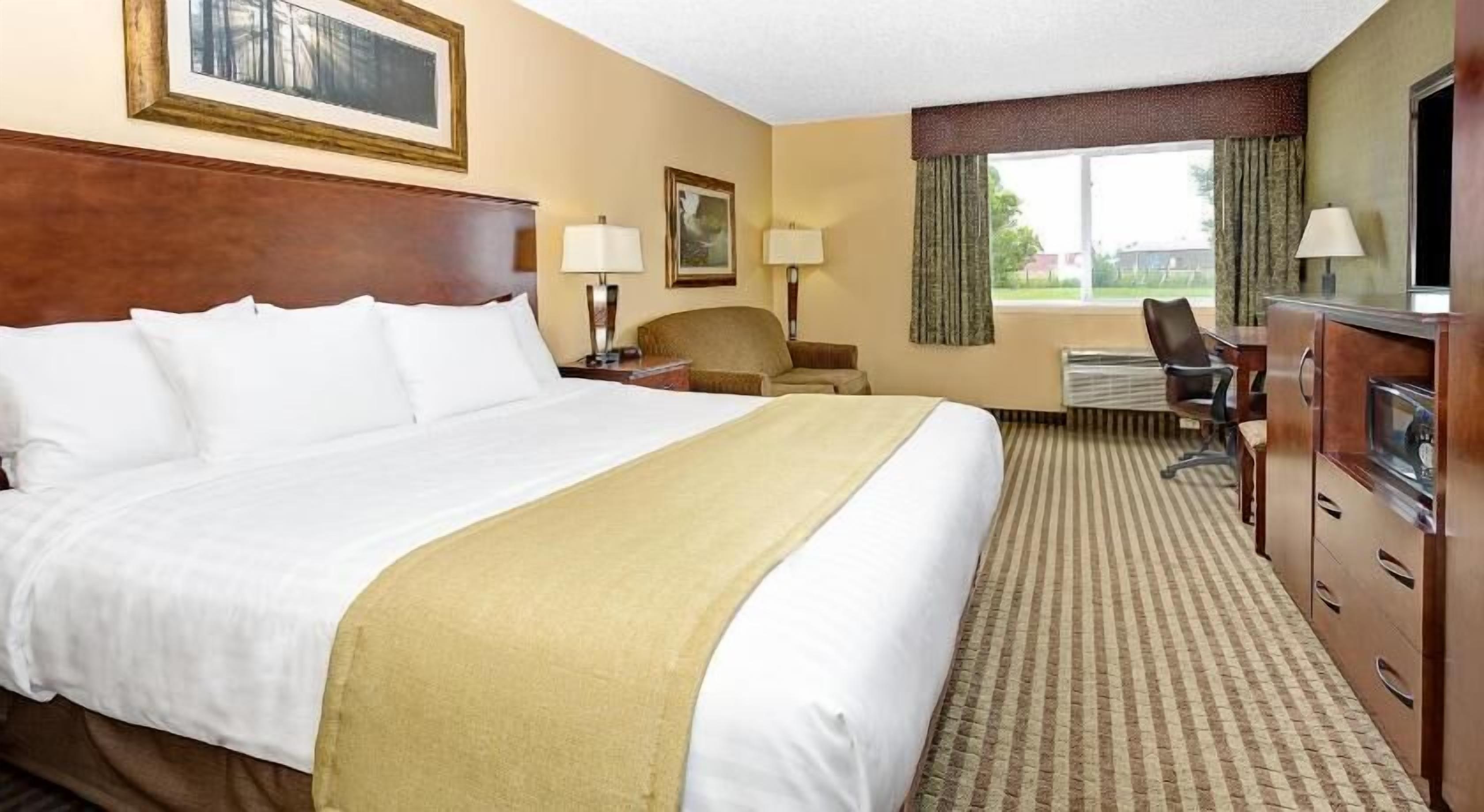 Premium bedding, in-room safe, desk, iron/ironing board
