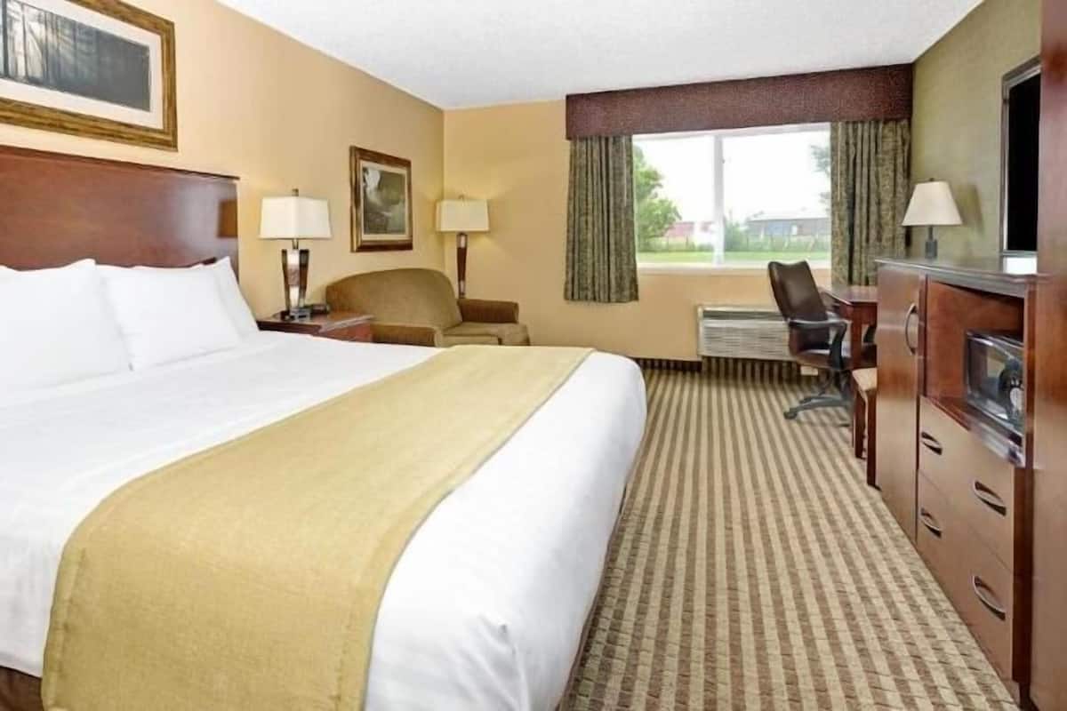 Premium bedding, in-room safe, desk, iron/ironing board