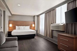 In-room safe, desk, blackout drapes, iron/ironing board - Days Inn by Wyndham Vancouver Downtown (Vancouver)