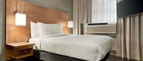 Habitación doble | Caja de seguridad en la habitación, escritorio y cortinas blackout