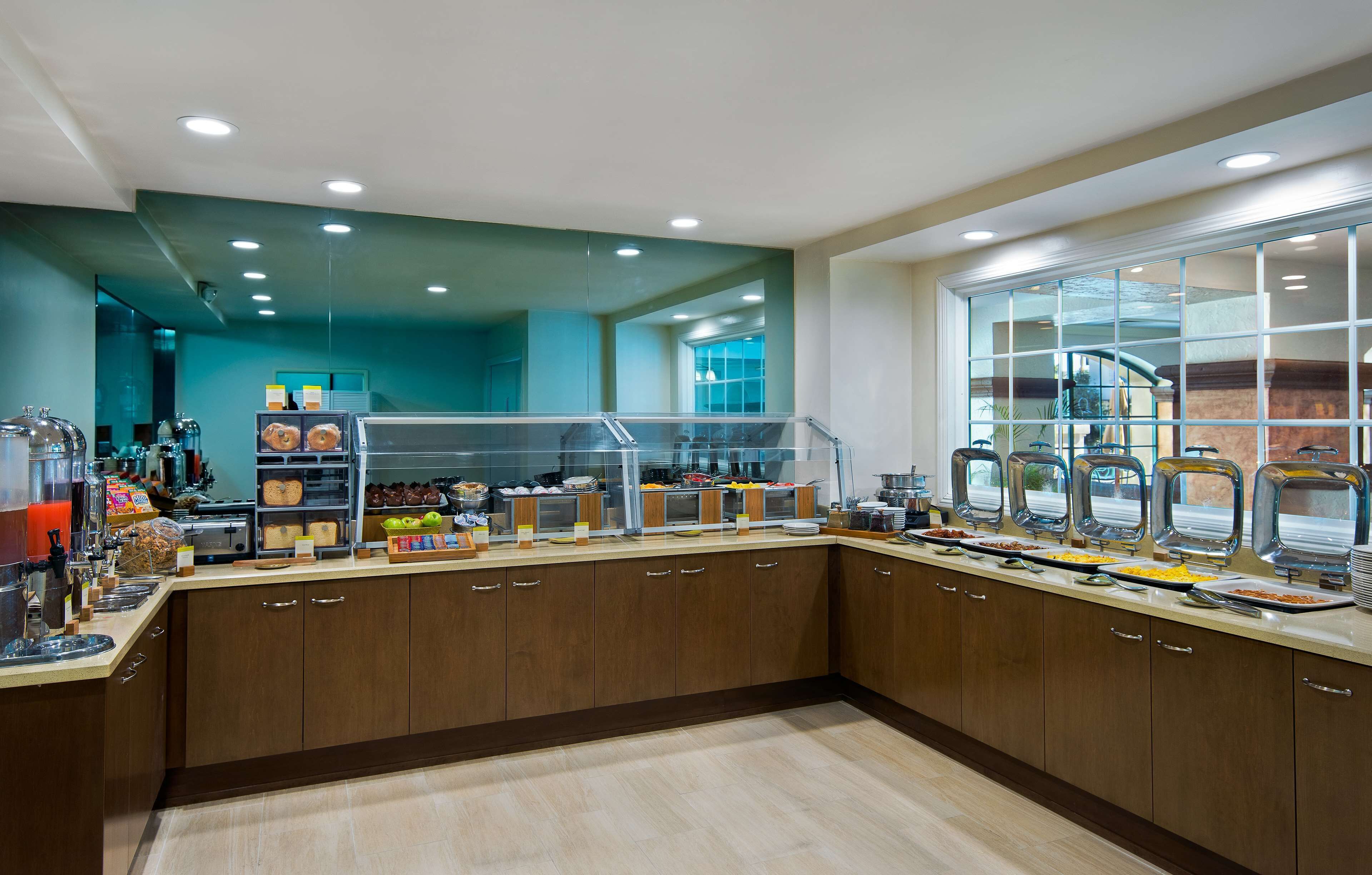 Desayuno a la carta todos los días (con cargo)