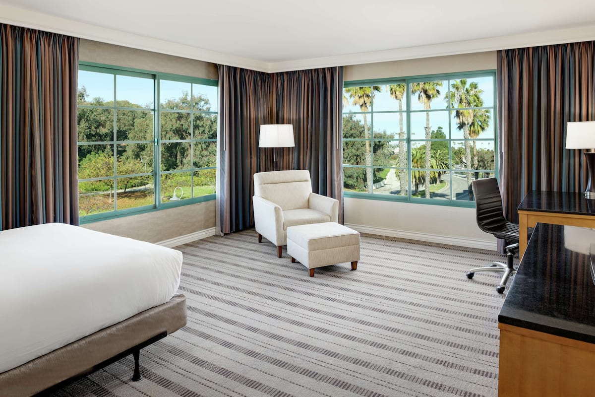 Room, 1 Queen Bed, Non Smoking | 1 bedroom, premium bedding, in-room safe, desk