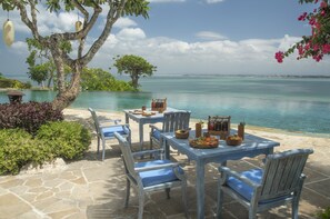4 restaurants, breakfast, lunch, dinner served; international cuisine 