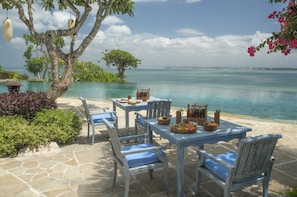 4 restaurants, breakfast, lunch, dinner served; international cuisine