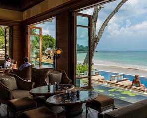 4 restaurants, breakfast, lunch, dinner served; international cuisine 