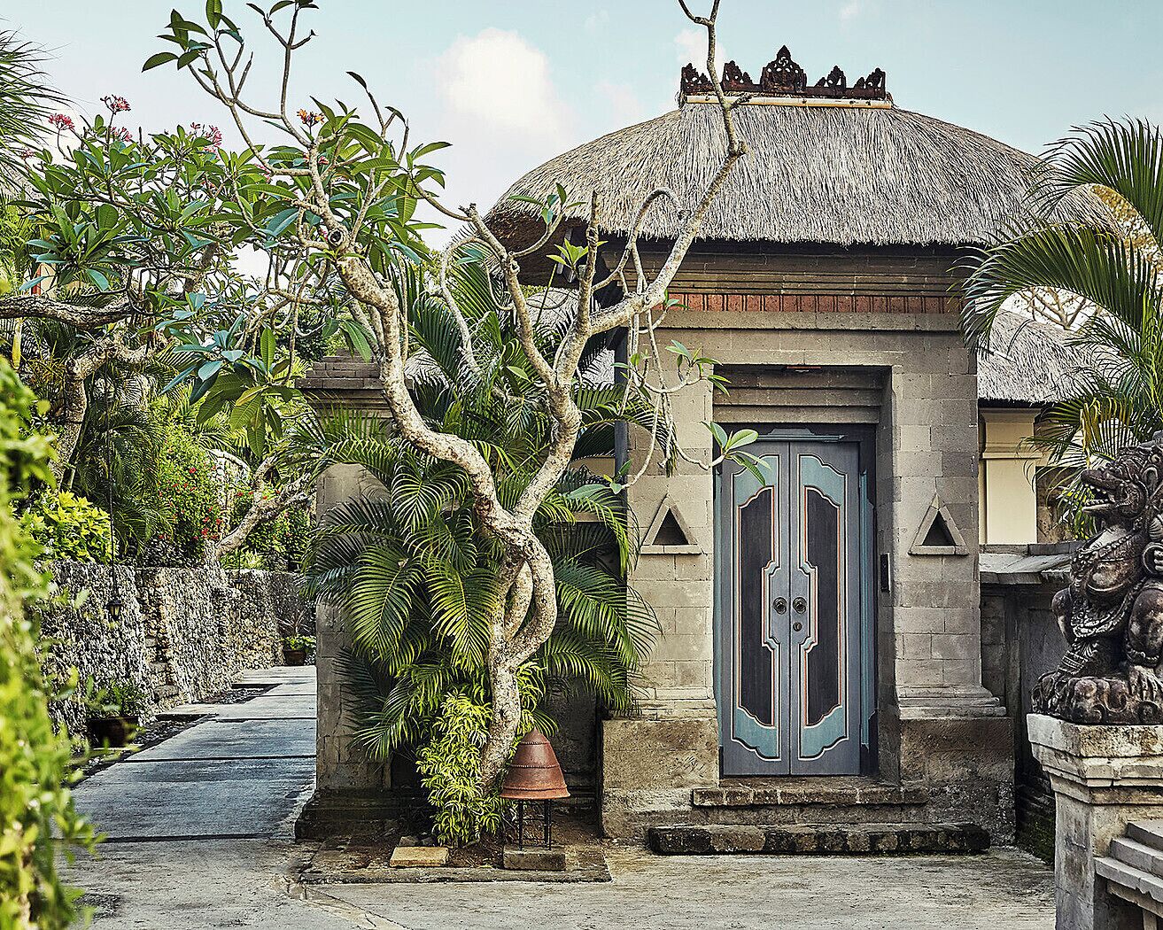 Pintu masuk properti