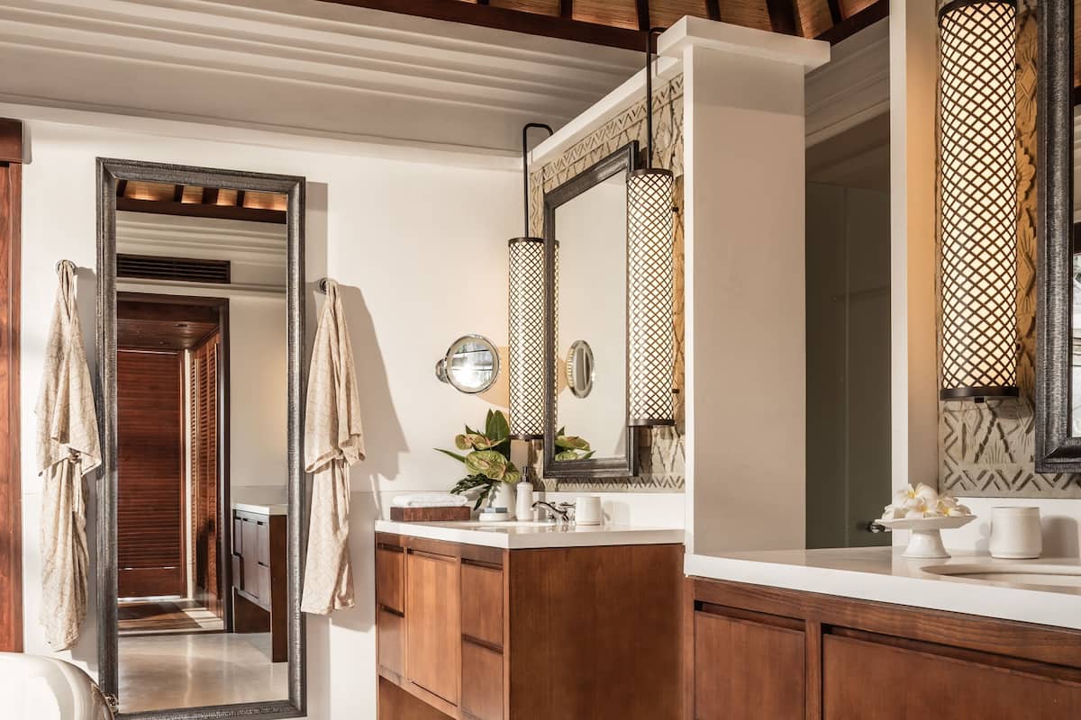 Combined shower/bathtub, deep-soaking bathtub, rainfall showerhead