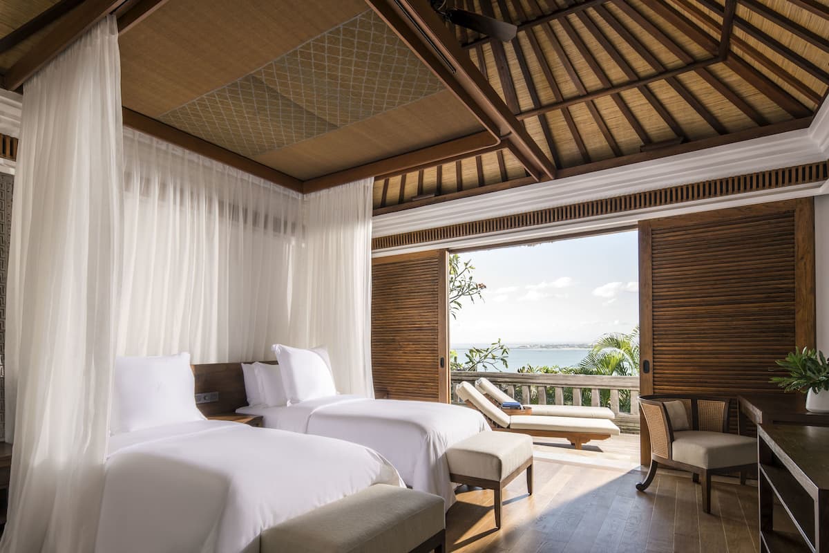 Minibar, in-room safe, desk, iron/ironing board