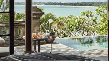 Een minibar, een kluis op de kamer, een bureau