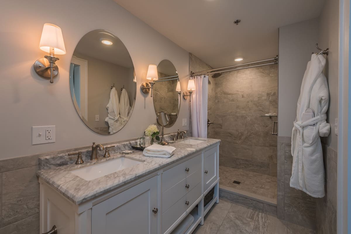 deluxe room, 1 king bed, soaking tub | bathroom | free toiletries, hair dryer, towels