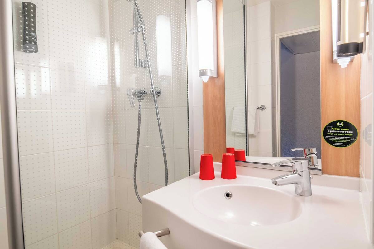 eco-friendly toiletries, hair dryer, towels