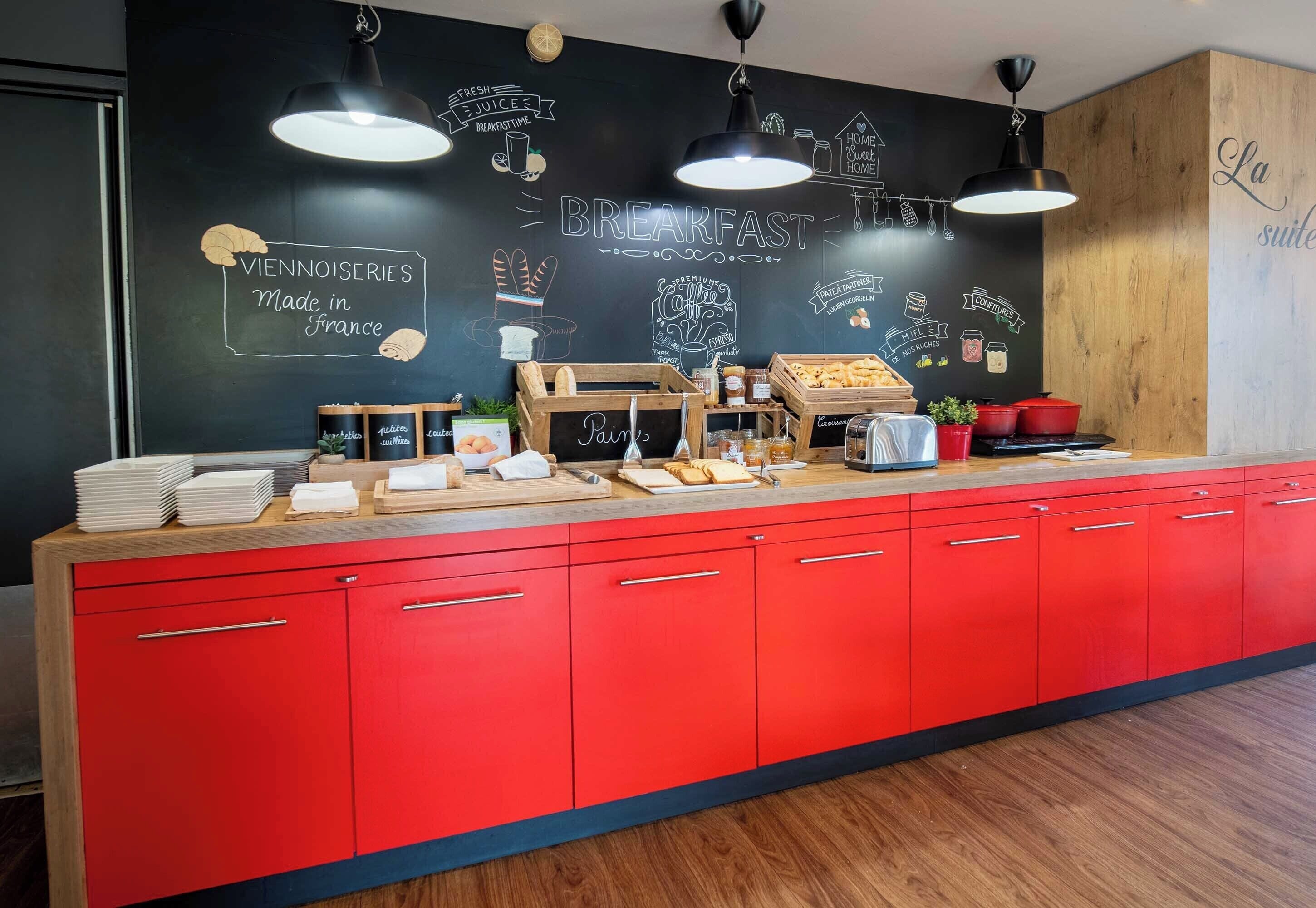 daily buffet breakfast for a fee